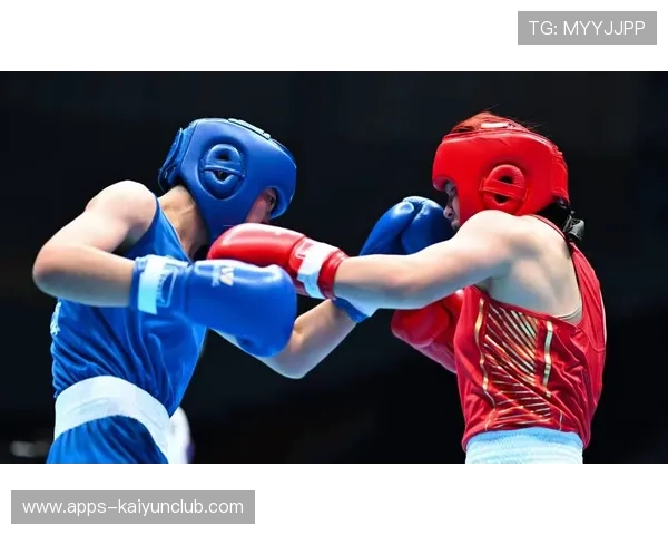 拳击赛出现罕见双倒地!裁判懵了 拳击赛出现罕见双倒地!裁判懵了