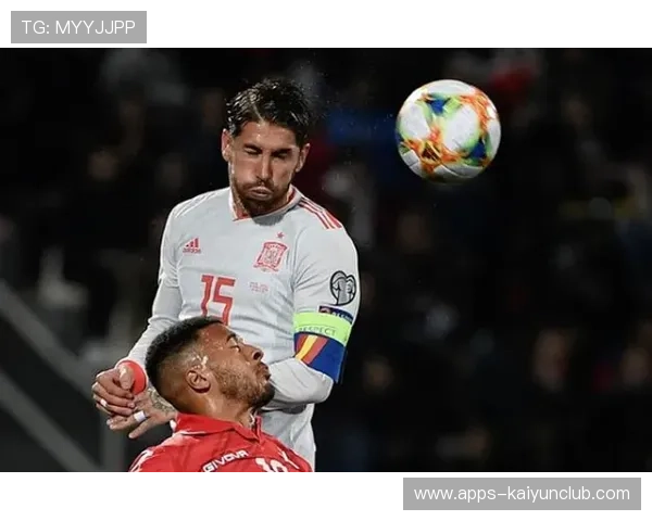 热刺围攻纽卡斯尔禁区，理查利森头球顶偏